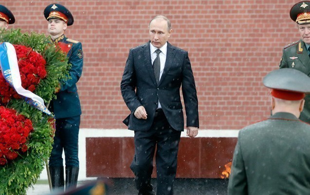 Putin əsgərin məzarı başında leysana düşdü - 
