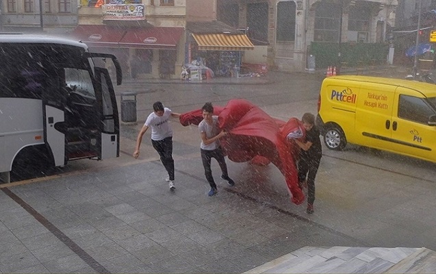 İstanbulda fırtına başladı - Çəkisi az olanlara xəbərdarlıq