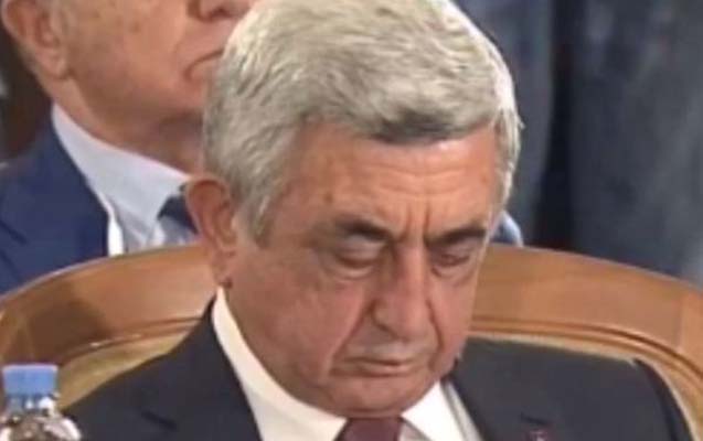 Sarkisyan prezidentlərin görüşündə yatdı
