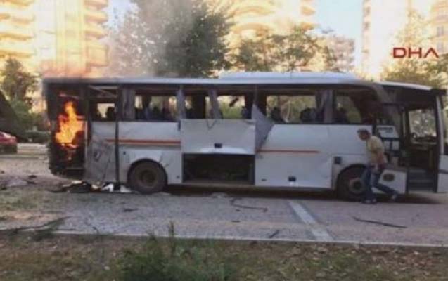 Türkiyədə polis avtobusu partladıldı -