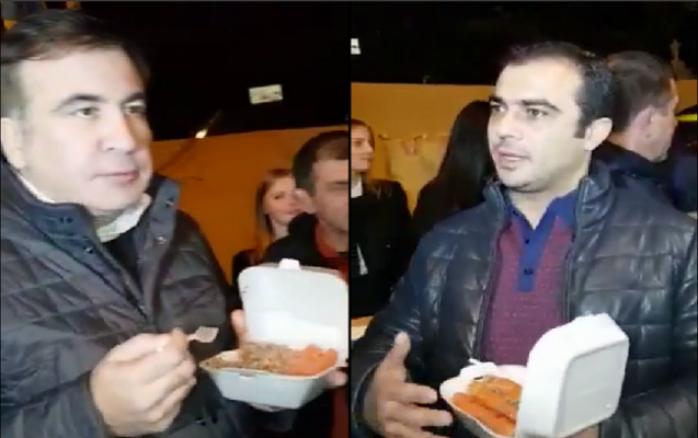 Saakaşvili mitinq şəhərciyində Hikmət Cavadovla şam etdi - Video