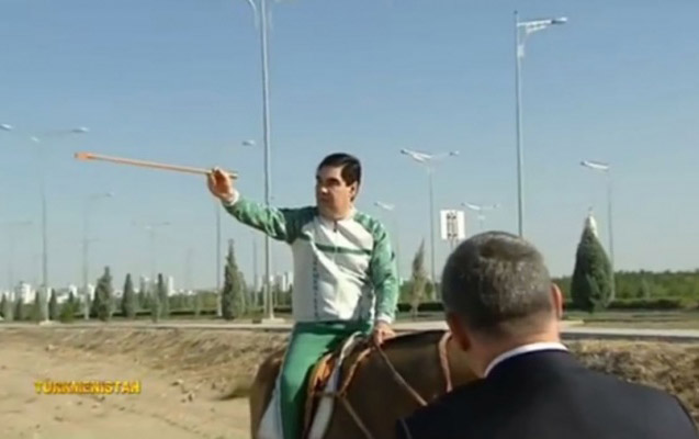 Prezident at üstündə tikinti obyektlərini yoxladı - Video