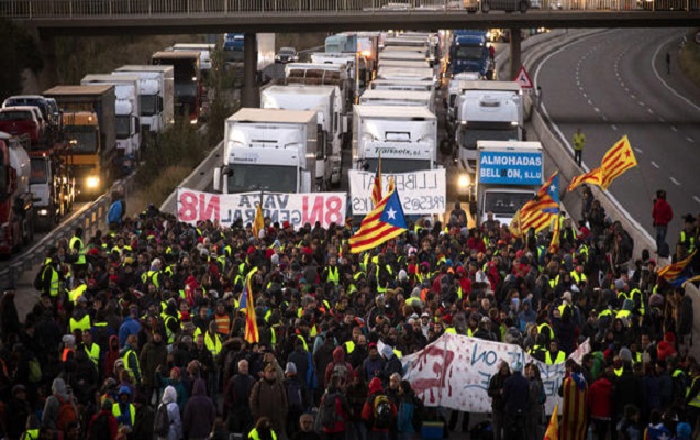 Kataloniyada tətil elan edildi - Minlərlə etirazçı yolları bağladı