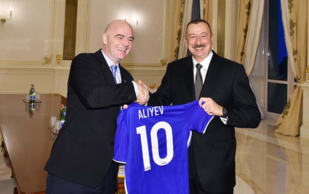 FIFA prezidenti Əliyevə forma hədiyyə etdi