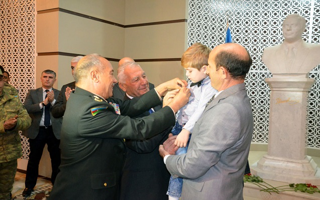 Şəhid döyüşçünün medalı oğlunun yaxasına sancıldı - Fotolar