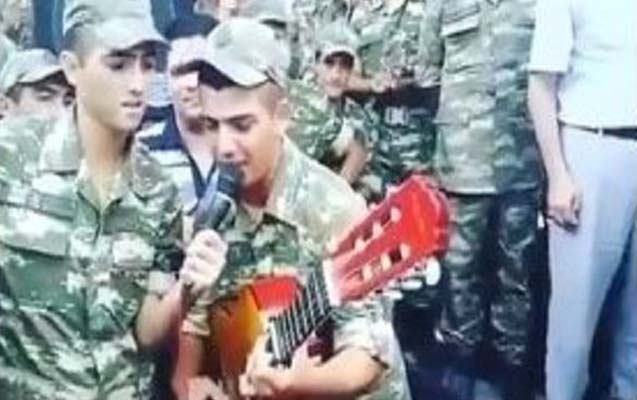 Azərbaycan əsgərinin gitara ilə möhtəşəm ifası - Video