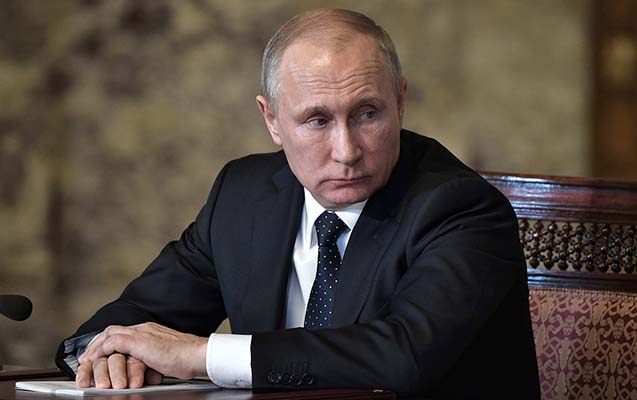 Putin məmurların, diplomatların maaşlarını artırıb