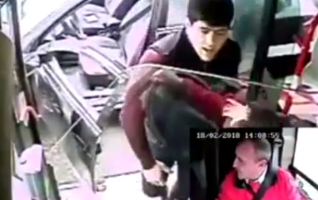 Avtobusun qarşısını kəsdi, sürücünün üzünə tüpürdü - Video