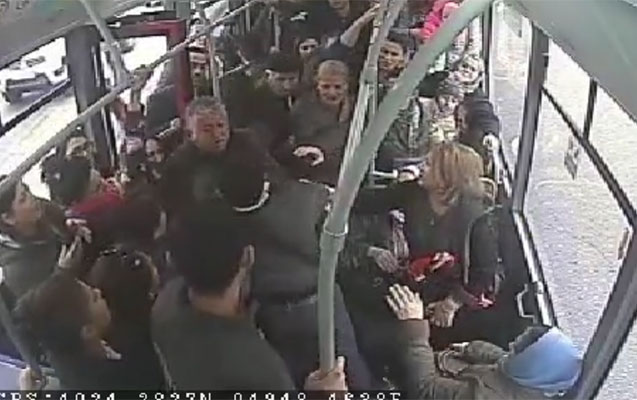 Avtobusda gənc oğlan qadınları döydü - Video