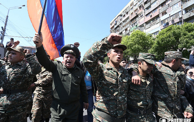 Ermənistanda hərbçilər də etirazlara qoşuldular - Çevriliş astanasında+Canl ...