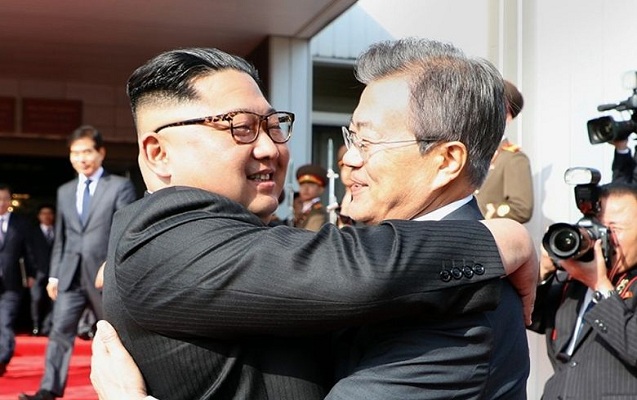 Şimali və Cənubi Koreya liderləri qucaqlaşdı - Sürpriz görüş