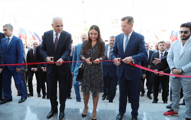 Rusiyada Azərbaycan Biznes Mərkəzi açıldı - Rəsmilər bir arada