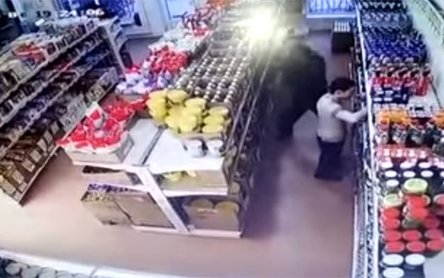 Mağazadan oğurluğun şok görüntüsü - Video