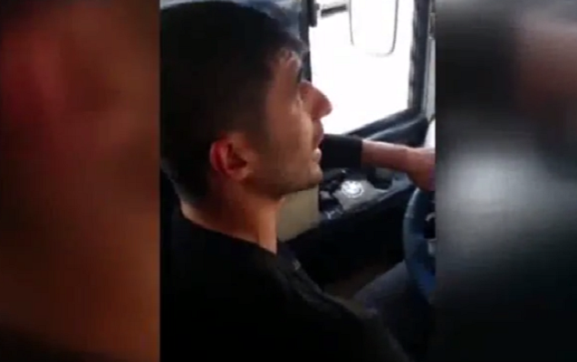 Avtobus sürücüsü sərnişinlərin həyatını təhlükəyə atdı - Video