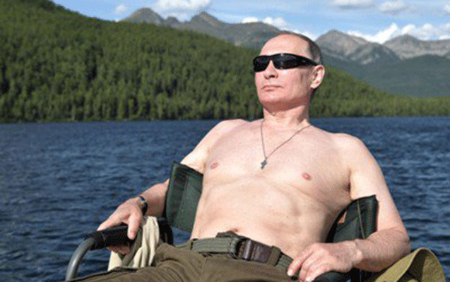 Putin yarıçılpaq fotosundan danışdı