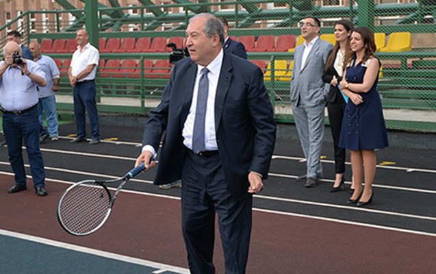 Erməni prezident bu dəfə tələbələrlə tennis oynadı - Video
