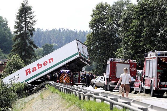 Polşada şagirdləri daşıyan avtobus qəzaya uğradı - 49 yaralı + Fotolar