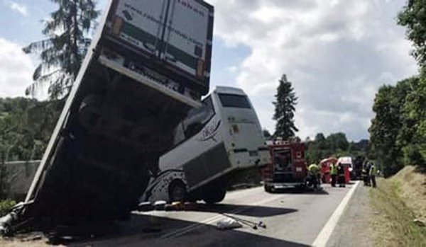 Polşada şagirdləri daşıyan avtobus qəzaya uğradı - 49 yaralı + Fotolar