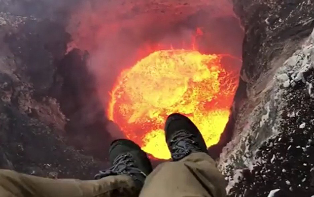 Pilot vulkan gölünü ən yaxın məsafədən çəkdi - Video