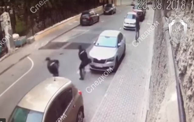 Rusiyada silahlı kişi polislərə atəş açdı - Video