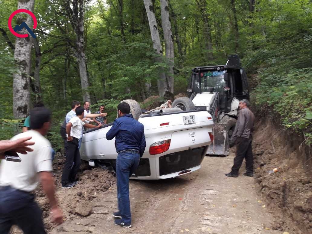 Qubada bəylə gəlinin maşını aşdı