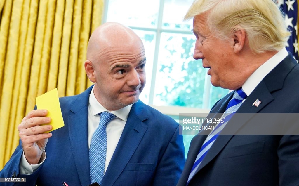 FİFA prezidenti Trampa qırmızı kart verdi - Fotolar