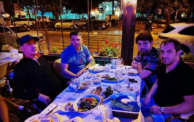 Elmar Vəliyev oğlu ilə restoranda