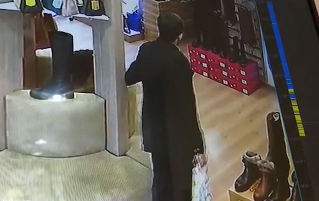 Geyim mağazasından telefonu belə oğurladı
