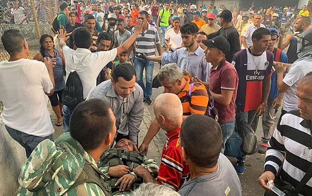 Venesuelaya gələn yardım maşınları yandırıldı - İnsanlar ərzaqları daşıyır. ...