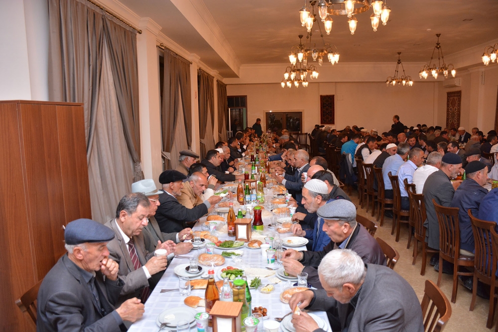 Heydər Əliyev Fondu rayonlarda iftar süfrələri təşkil edir - Foto