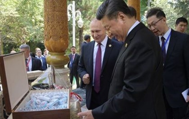 Putin Çin liderini dondurma və tortla təbrik etdi 