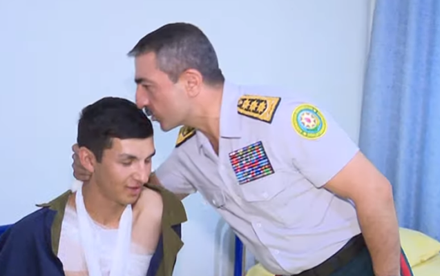 Elçin Quliyev yaralı əsgərin başından öpdü - Video