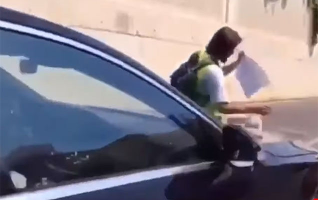 Abid Şərifovun maşınının üstünə çıxan jurnalist işdən çıxarıldı - Video