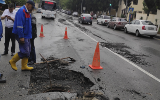 Image result for Bakıda yol çökdü - Fotolar