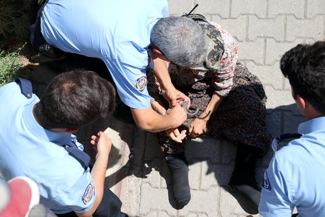 80 yaşlı nənəni polislər apardı - Qonşuları şikayət etdi + Fotolar