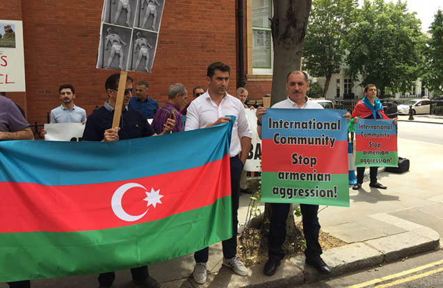 Londonda erməni səfirliyi qarşısında aksiya