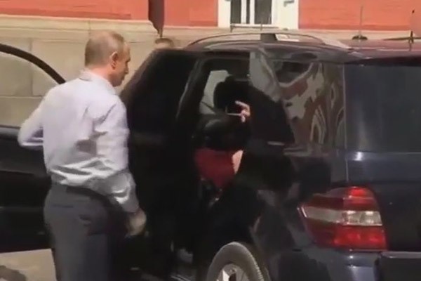 Rusiyada günün mövzusu - Putin kimə sürücülük edirdi + Video
