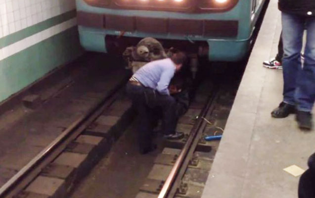 Metroda qadın relsin üstünə yıxıldı