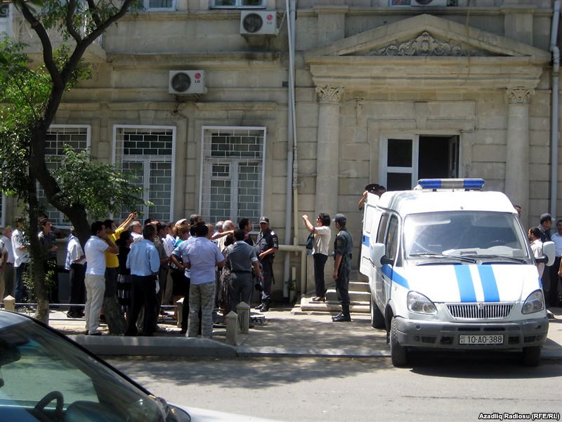 azerbaycanda-mehkemede-gozyasardici-qazdan-istifade-edildi
