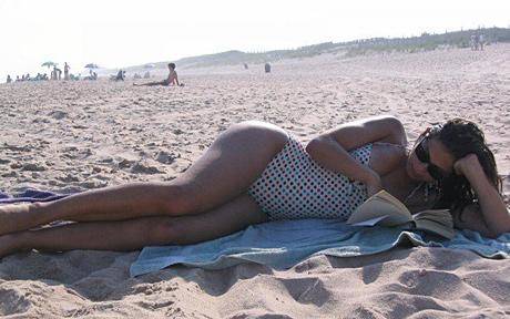 siyasetcinin-qizinin-cilpaq-sekilleri-yayildi