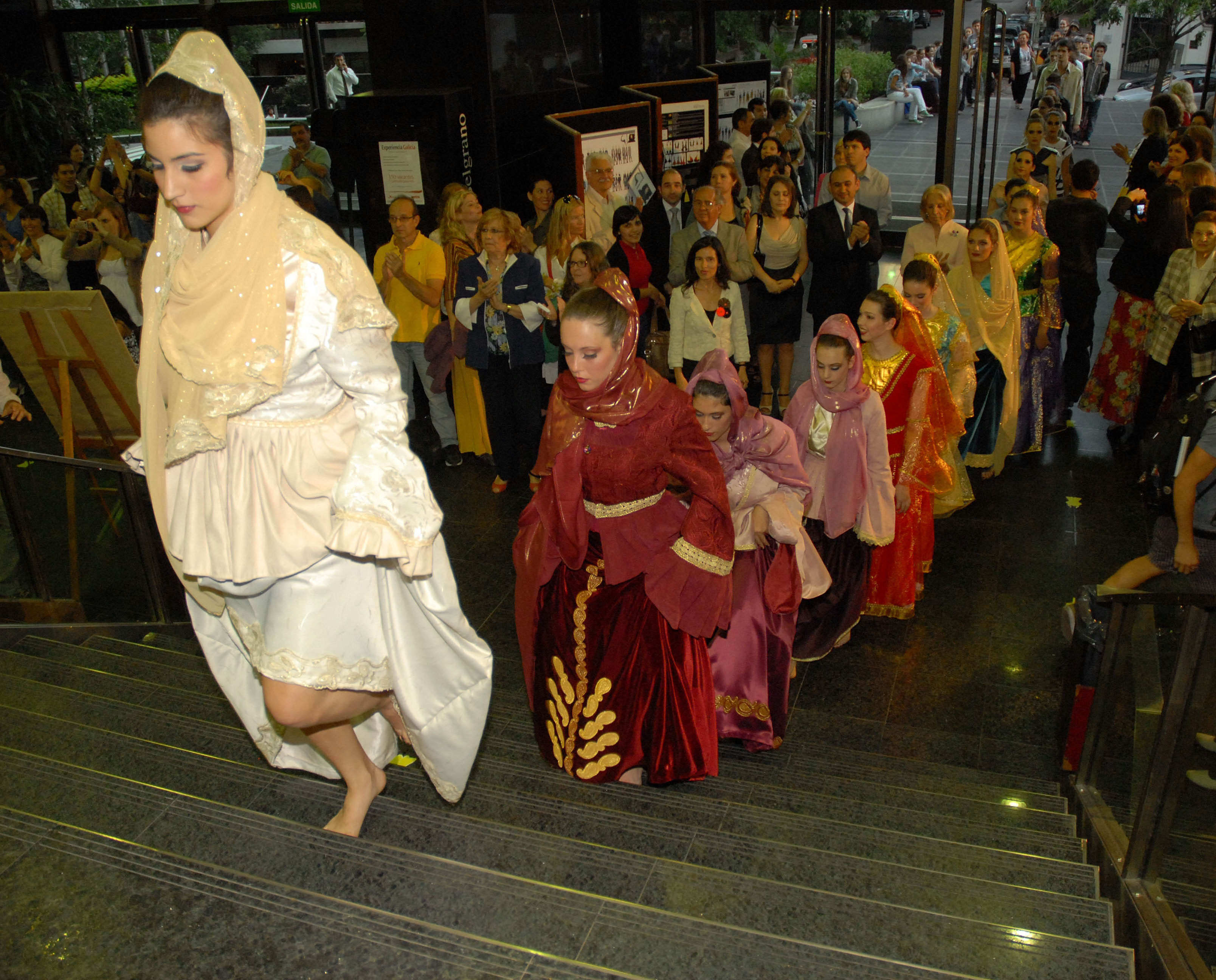 -argentinali-telebeler-azerbaycan-milli-geyimlerinde