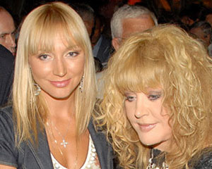 alla-puqacova-ve-ailesi-fotosessiya