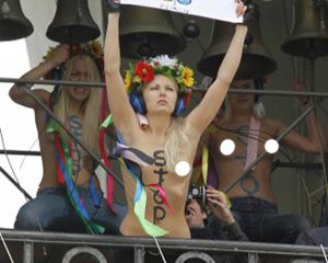 cilpaq-qizlar-kilseye-hucum-etdi