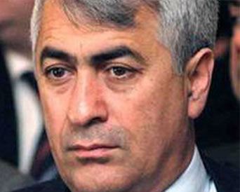 yollarimiz-da-oliqarxlarin-gudazina-gedir-fotosessiya-