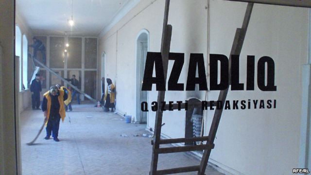 azadliq-qezeti-daha-bir-zerbeni-yagisdan-aldi-video