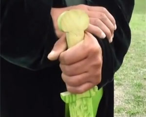 azerbaycanda-qilincli-molla-video