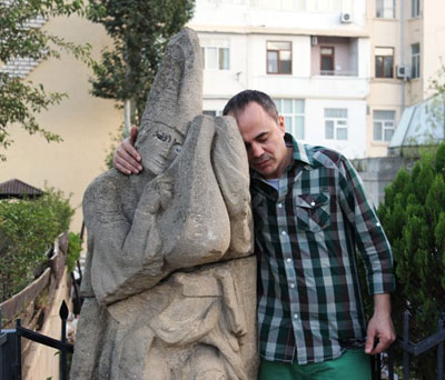 turkiyeli-mugenni-sevgilisi-ile-baki-kucelerinde-fotolar