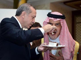 erdogan-qonaqlara-tortu-bele-yedizdirdi-fotolar