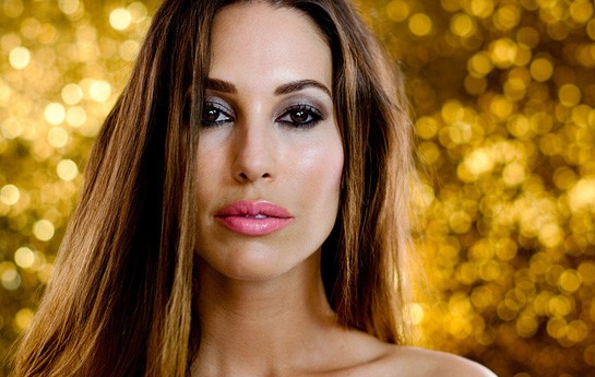 meshur-turk-aktrisa-erotik-sehnede-fotosessiya