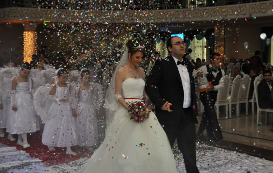 isa-qemberin-oglunun-toyundan-ilk-fotolar-yenilenib